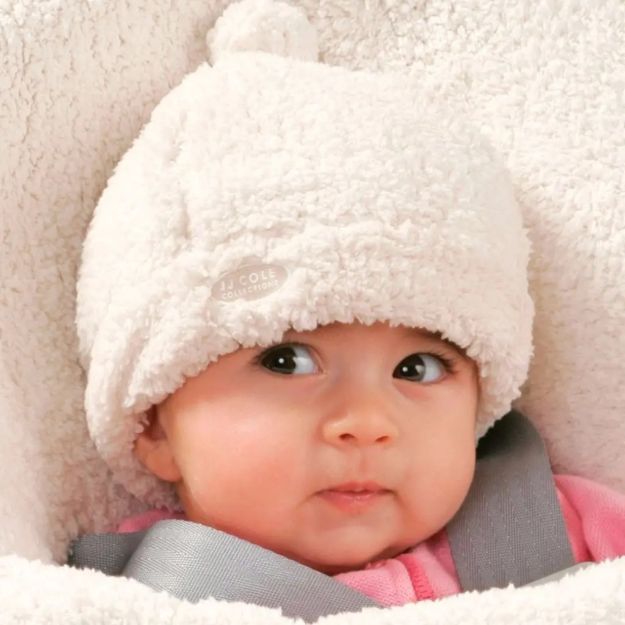 Imagen de Set de gorro, botitas y mitones de  corderito JJ Cole Bebés 0-6 meses