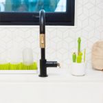 Imagen de Set Cepillos Limpiamemas Con Recipiente escurridor Boon - BLANCO