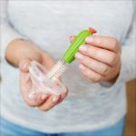 Imagen de Set Cepillos Limpiamemas Con Recipiente escurridor Boon - BLANCO