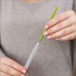 Imagen de Set Cepillos Limpiamemas Con Recipiente escurridor Boon - BLANCO