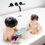 Imagen de Juego de botes apilables con agujeritos para el baño Boon