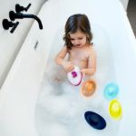 Imagen de Juego de botes apilables con agujeritos para el baño Boon