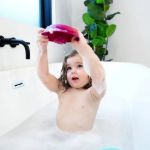 Imagen de Juego de botes apilables con agujeritos para el baño Boon
