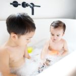Imagen de Juego de botes apilables con agujeritos para el baño Boon