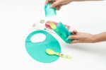 Imagen de Pack cubiertos y babero silicona con estuche Bebedue