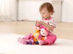 Imagen de Colgante sensorial Mi primera muñeca Emily