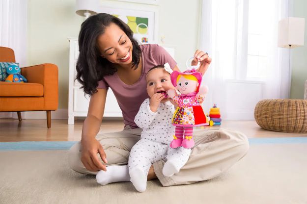 Imagen de Colgante sensorial Mi primera muñeca Emily