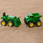 Imagen de Tractor excavador y camión volquete John Deere