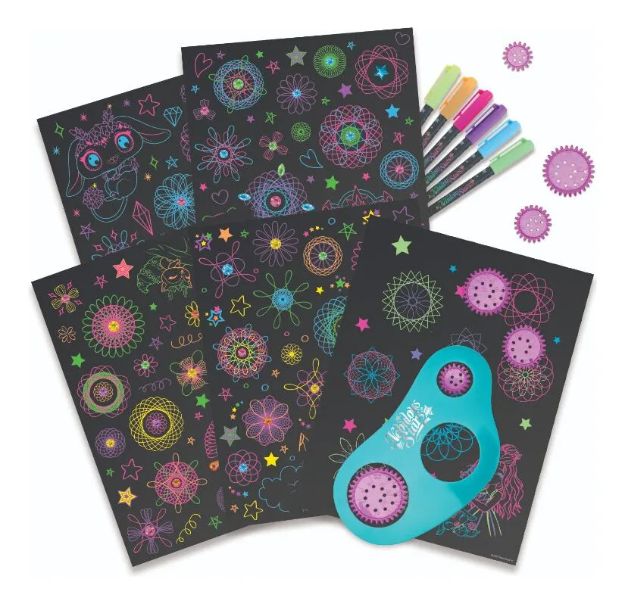 Imagen de Cuaderno con hojas negras, pegotines y la lapiceras multicolores