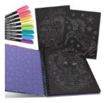 Imagen de Cuaderno con hojas negras, pegotines y la lapiceras multicolores