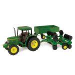 Imagen de Tractor John Deere 6410 a escala 1:32 con remolque y disco de alas.