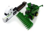Imagen de Cosechadora John Deere S80 a escala 1:64 con semirremolque y plataforma baja - Set de juego de camión de juguete