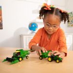 Imagen de Maquinaria para cosecha  agricola 7720 John Deere a escala 1:64